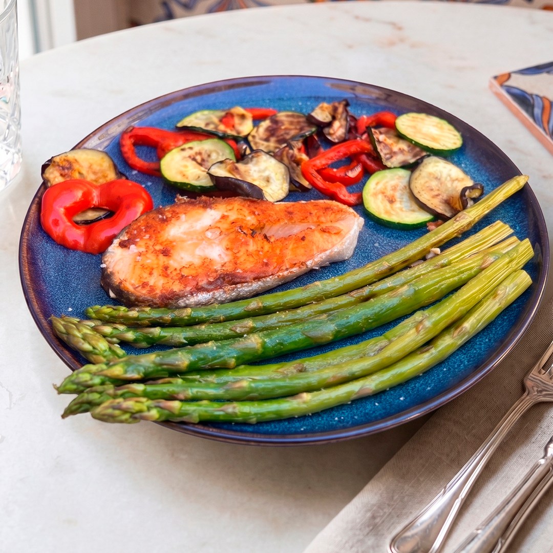 Salmón salteado con verduras